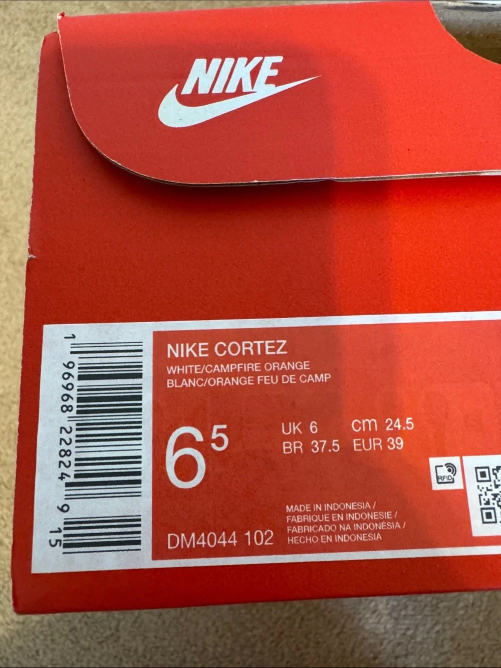 Nike accents lace prominent